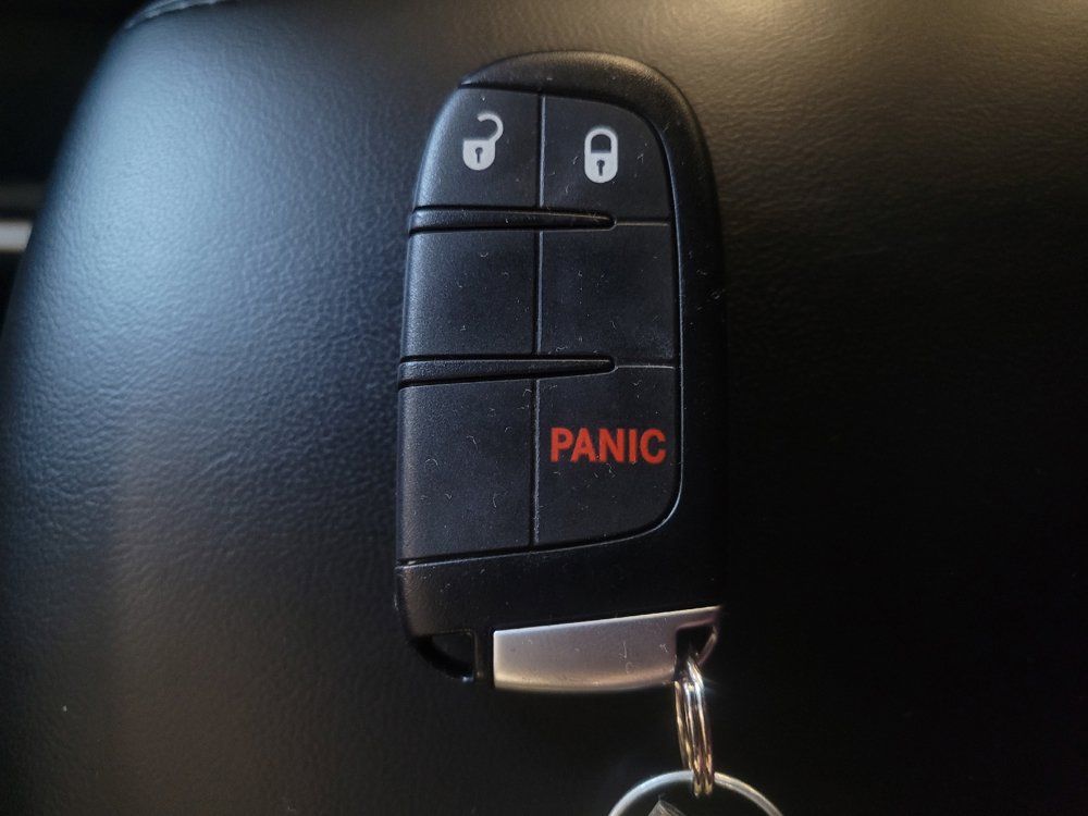 Used 2019 Jeep Grand Cherokee Laredo RWD image 32