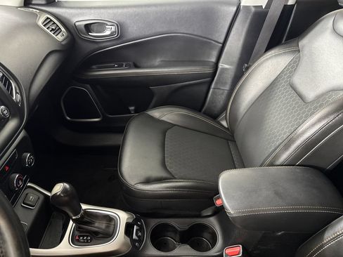 Used 2018 Jeep Compass Latitude FWD image 19