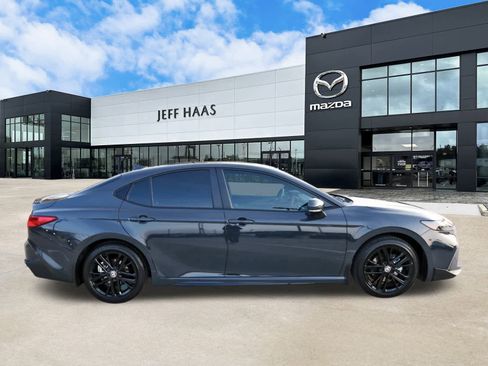 Used 2025 Toyota Camry SE w/ Convenience Package image 5