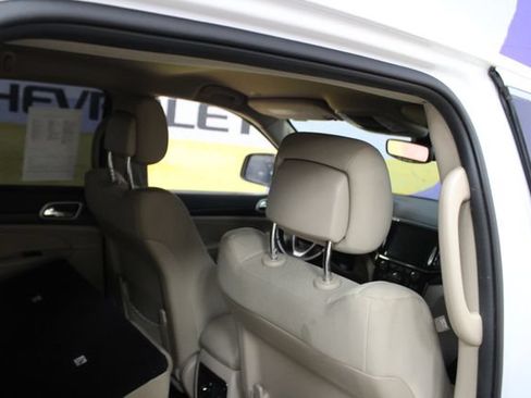 Used 2022 Jeep Grand Cherokee Laredo E AWD/4WD image 7