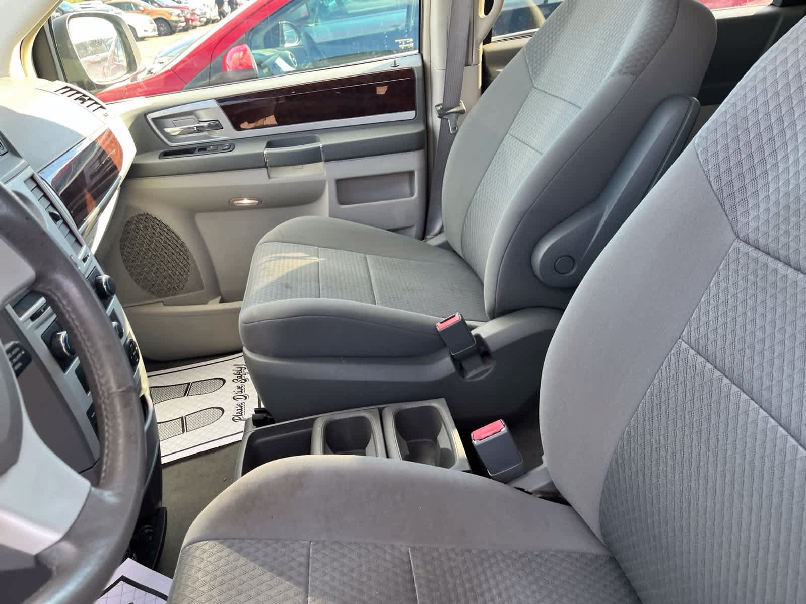 Used 2010 Chrysler Town & Country Touring w/ Entertainment Group #2 FWD image 23