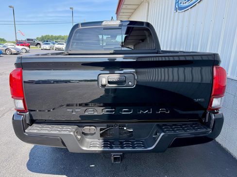 Used 2019 Toyota Tacoma TRD Sport AWD/4WD image 4
