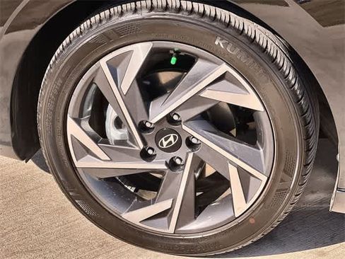 Used 2024 Hyundai Elantra Limited image 9