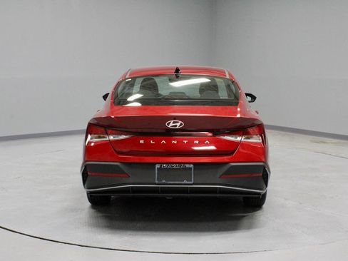 Used 2024 Hyundai Elantra SE FWD image 9