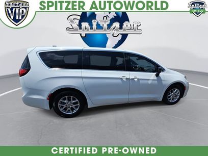 Used 2025 Chrysler Pacifica Select