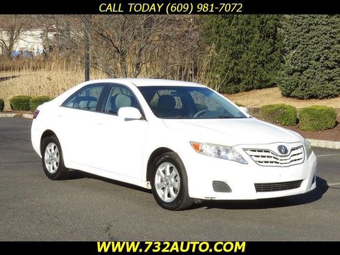 Used 2011 Toyota Camry LE image 3