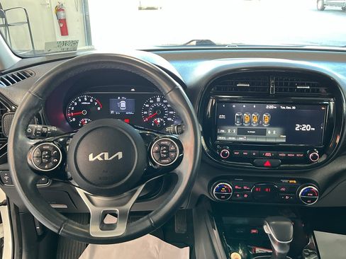 Used 2022 Kia Soul EX image 12