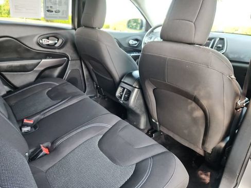 Used 2019 Jeep Cherokee Latitude w/ Popular Appearance Group FWD image 26