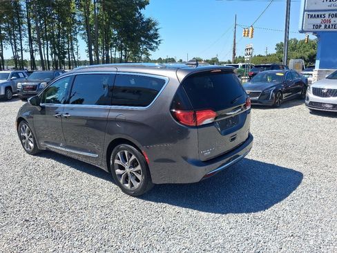 Used 2017 Chrysler Pacifica Limited w/ UConnect Theater Package FWD image 4