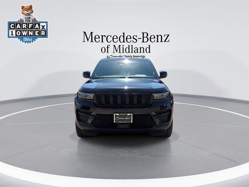 Used 2025 Jeep Grand Cherokee Altitude AWD/4WD image 3