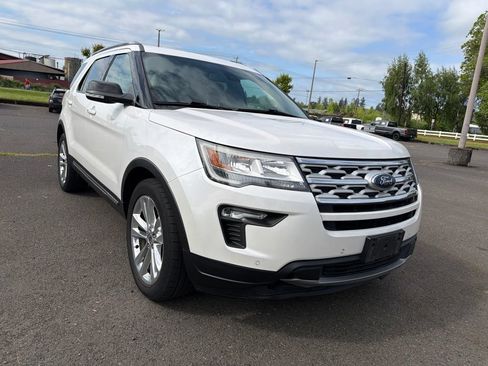 Used 2018 Ford Explorer XLT w/ Equipment Group 202A FWD image 6
