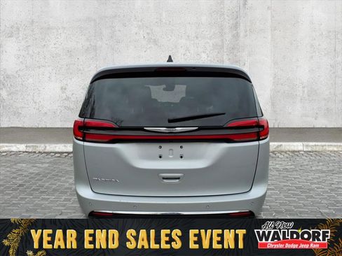Used 2023 Chrysler Pacifica Touring-L image 3