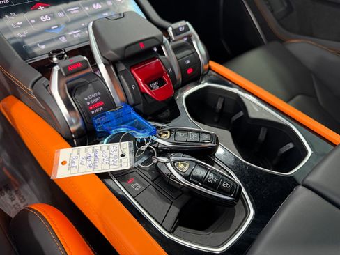 Used 2025 Lamborghini Urus Performante AWD/4WD image 35