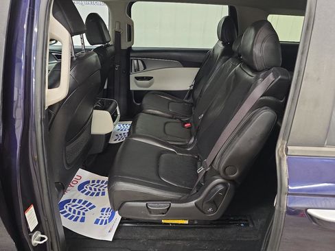 Used 2022 Kia Carnival LX image 29