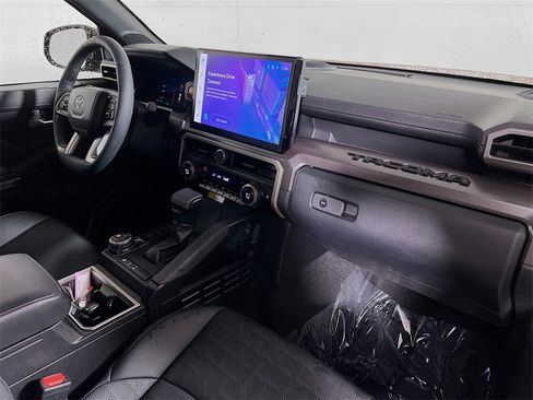 Certified 2025 Toyota Tacoma TRD Off-Road image 25