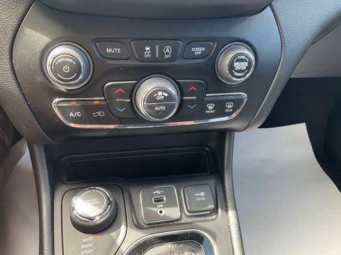 Certified 2023 Jeep Cherokee Altitude Lux image 12