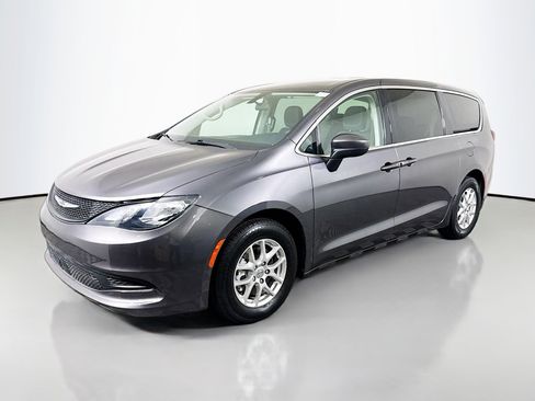Used 2022 Chrysler Voyager LX FWD image 4