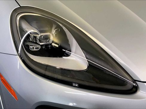 Used 2023 Porsche Cayenne w/ Premium Package image 12