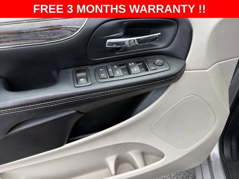 Used 2016 Chrysler Town & Country Touring FWD image 12