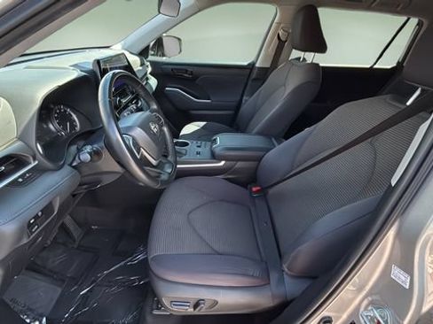 Used 2023 Toyota Highlander LE FWD image 18