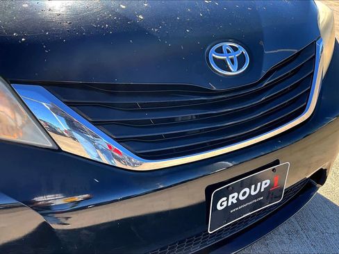 Used 2011 Toyota Sienna LE image 30