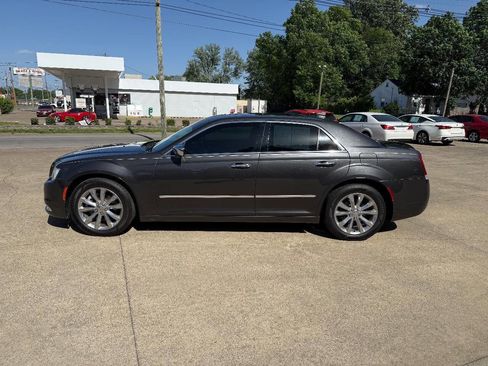 Used 2019 Chrysler 300 Limited AWD/4WD image 2
