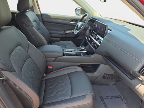 New 2026 Nissan Pathfinder Platinum FWD image 10