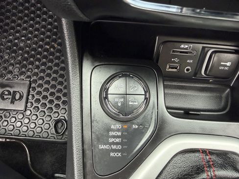Used 2016 Jeep Cherokee Trailhawk w/ Trailer Tow Group AWD/4WD image 35