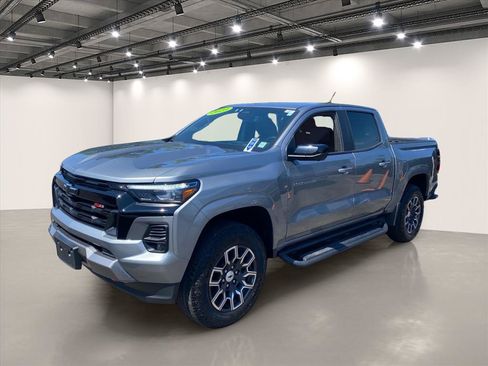 Used 2023 Chevrolet Colorado Z71 w/ Z71 Convenience Package 2 AWD/4WD image 3