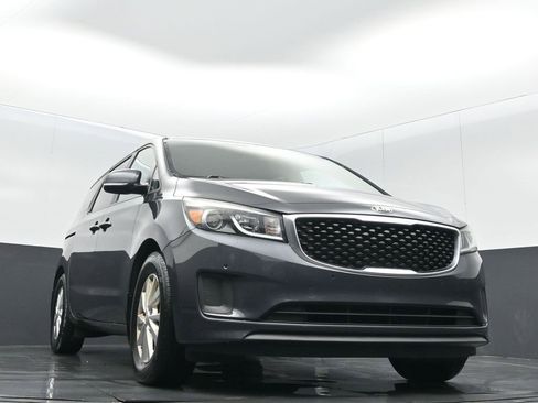 Used 2017 Kia Sedona LX w/ LX Essentials Premium Package image 5