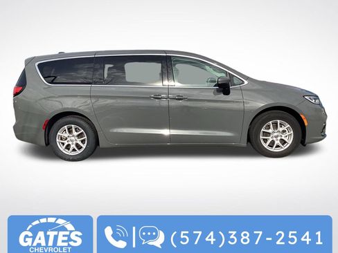 Used 2023 Chrysler Pacifica Touring-L image 10