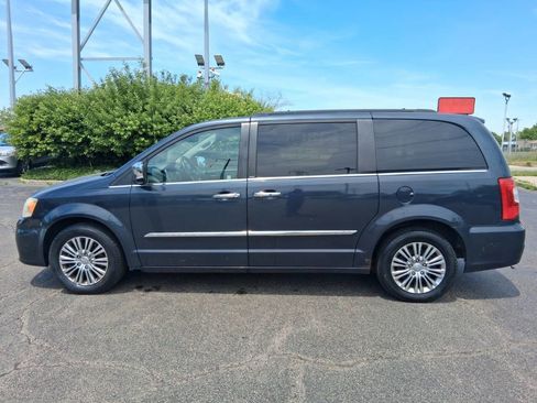 Used 2013 Chrysler Town & Country Touring-L w/ Driver Convenience Group FWD image 5
