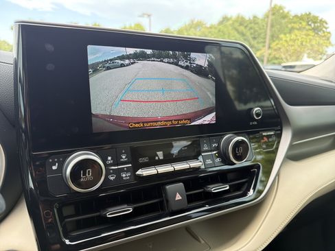Used 2023 Toyota Highlander XLE FWD image 7