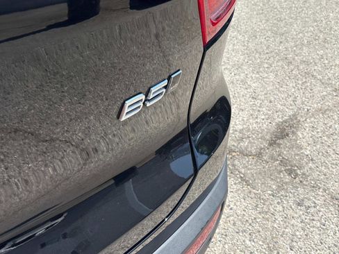 Used 2023 Volvo XC40 B5 Plus image 6