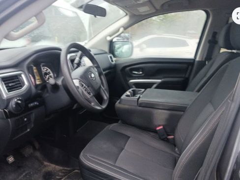 Used 2017 Nissan Titan SV image 5