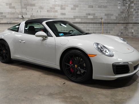 Used 2018 Porsche 911 image 2
