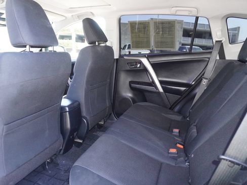 Used 2018 Toyota RAV4 XLE FWD image 11