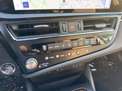 Used 2025 Lexus ES 300h w/ Premium Package FWD image 19