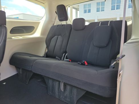 Used 2023 Chrysler Voyager LX FWD image 10