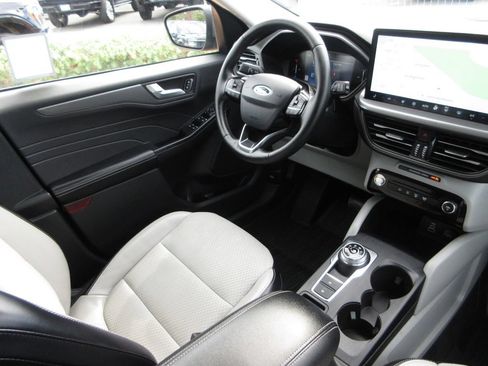 Certified 2025 Ford Escape SE FWD image 22