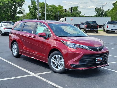 New 2026 Toyota Sienna XLE FWD image 32