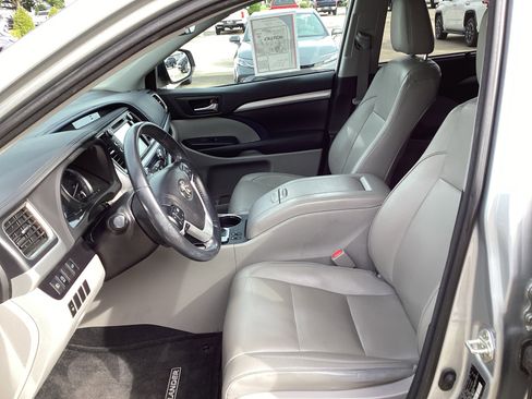 Used 2018 Toyota Highlander XLE FWD image 16