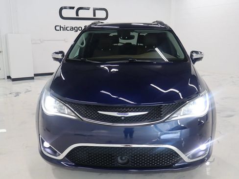 Used 2019 Chrysler Pacifica Limited w/ Tire & Wheel Group FWD image 3