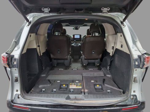 Used 2021 Toyota Sienna Platinum FWD image 6