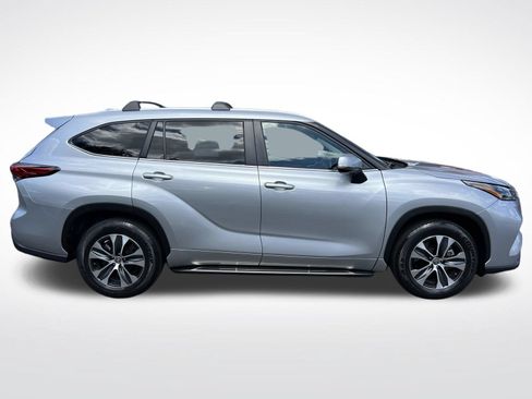Used 2023 Toyota Highlander XLE FWD image 11