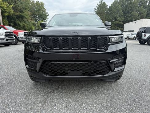 New 2025 Jeep Grand Cherokee Altitude image 2