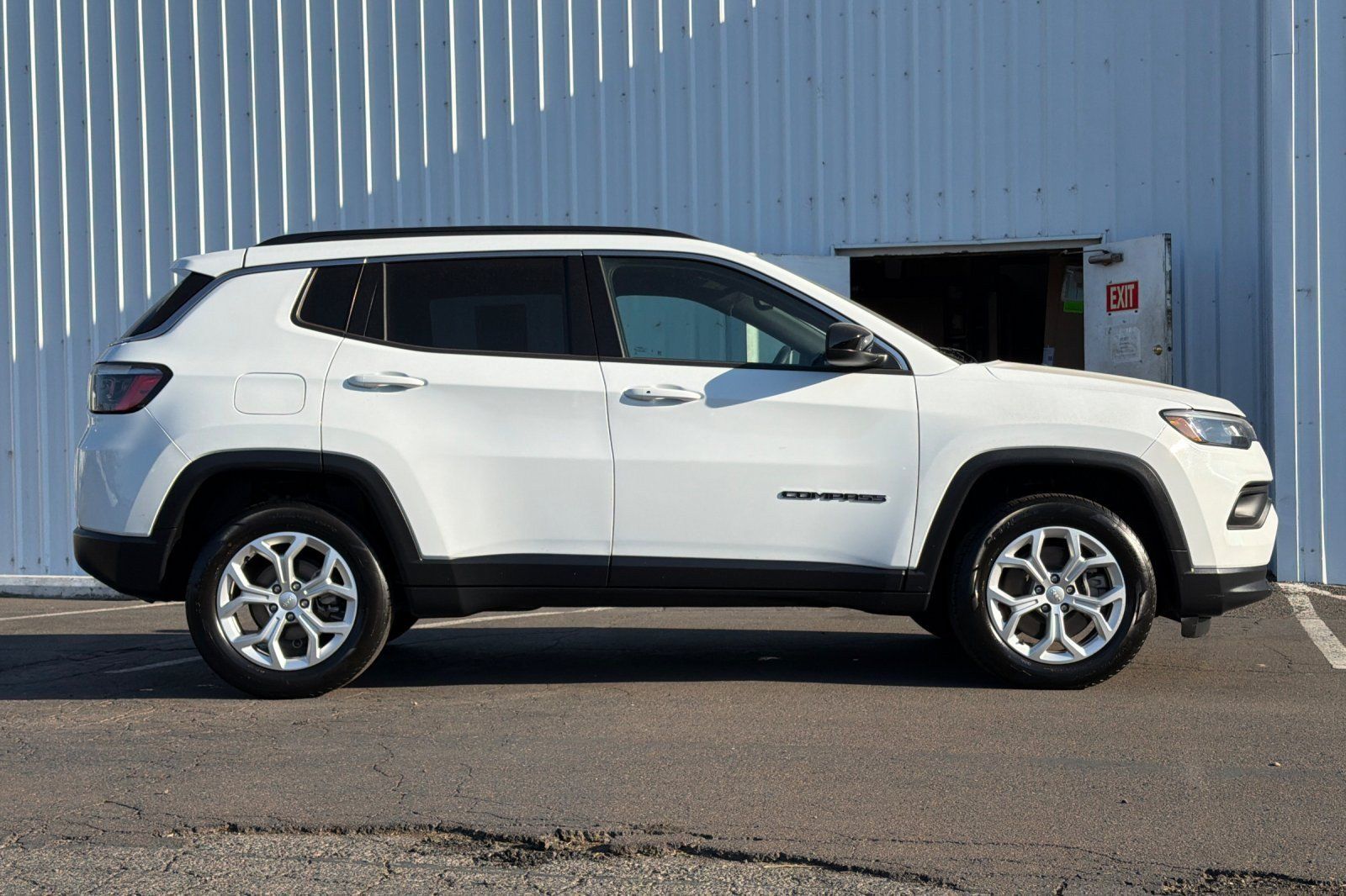 Used 2024 Jeep Compass Latitude AWD/4WD image 3