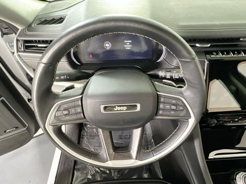 Used 2022 Jeep Grand Cherokee Limited image 11