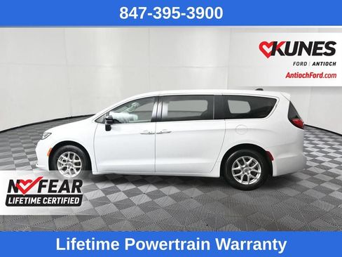 Used 2024 Chrysler Pacifica Touring-L FWD image 6