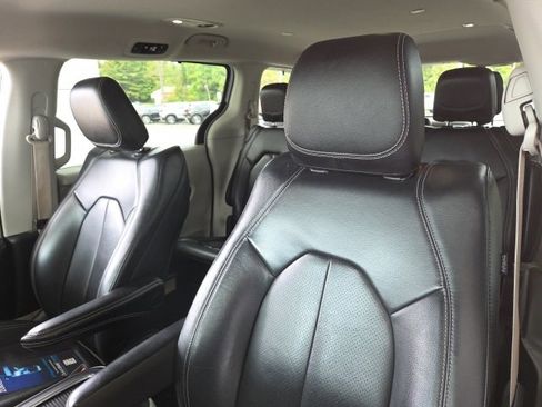 Used 2022 Chrysler Pacifica Touring-L image 16